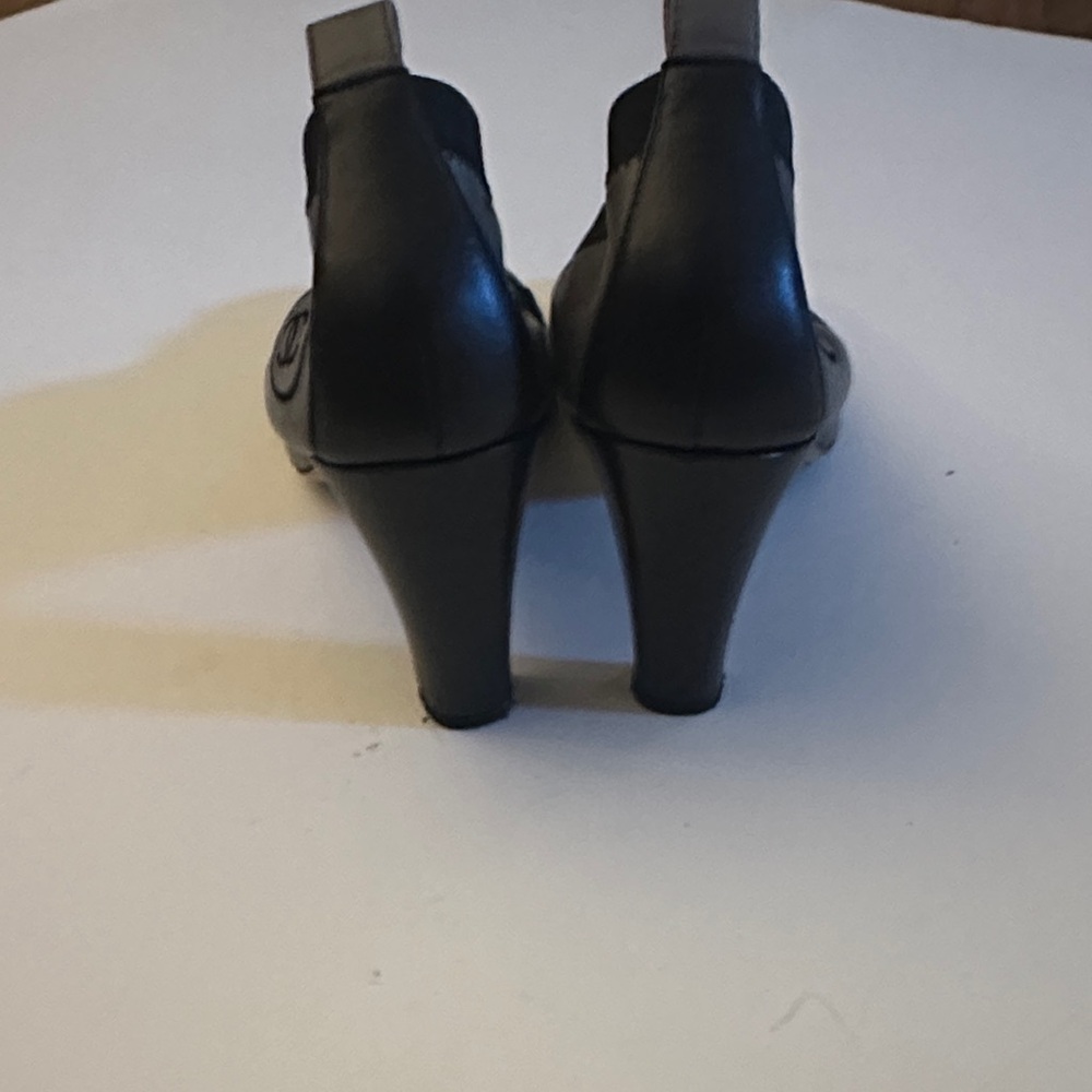 CHANEL Two-Tone Black and Gray Heels size 41 - Picture 5 of 10
